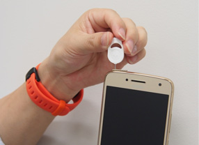 SIMカードは端末に付属している専用のピンを使って取り外しができますの写真