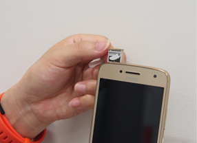 SIMカードは端末に付属している専用のピンを使って取り外しができますの写真