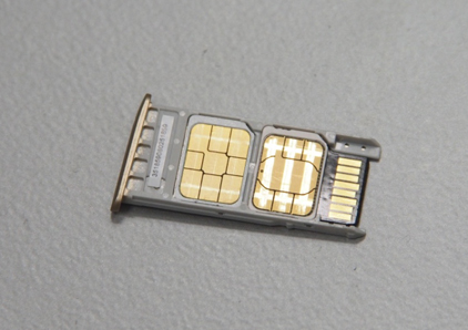 SIMカードは端末に付属している専用のピンを使って取り外しができますの写真