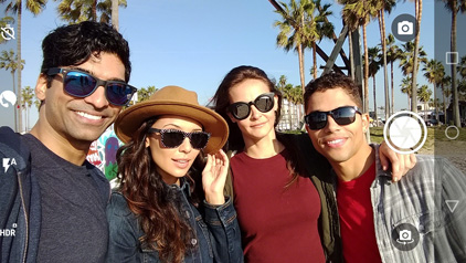 広い画面で背景もばっちり。大勢でもすんなり収まりますの写真